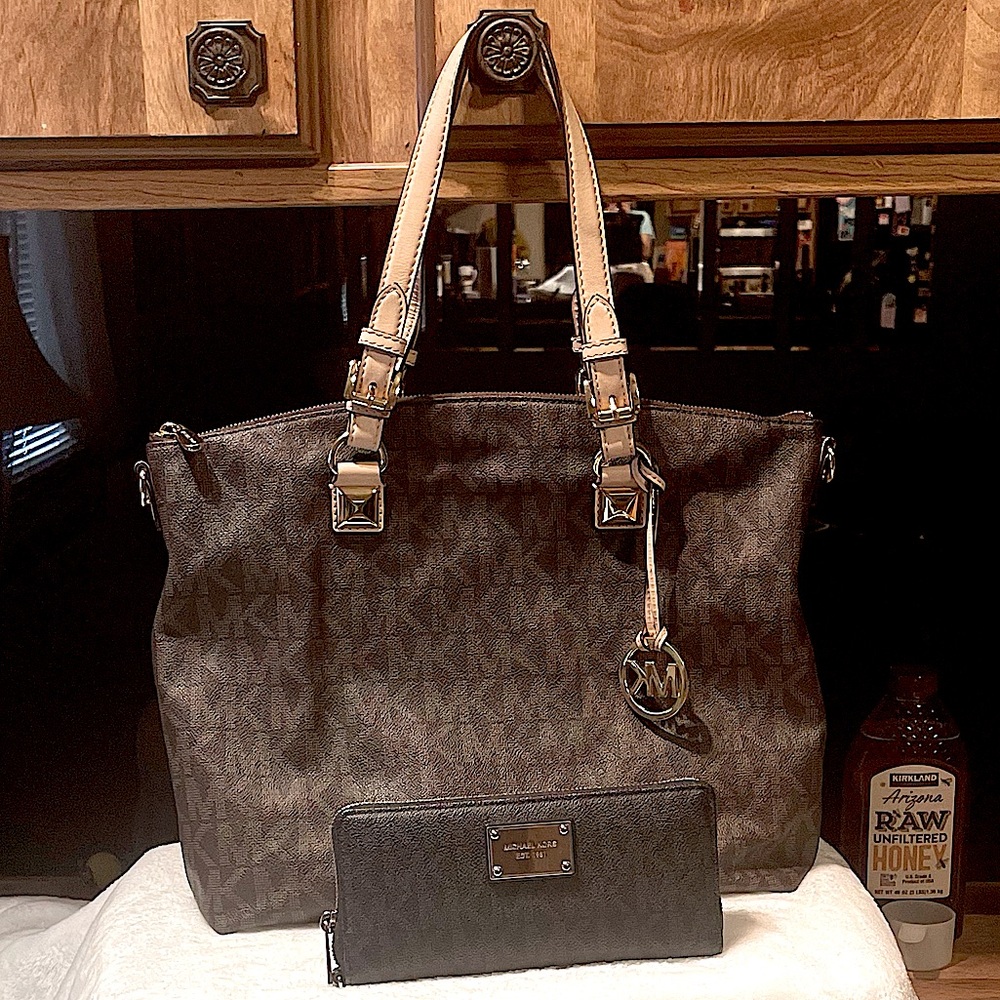 Michael Kors Signature Logo Totew/Travel Wallet